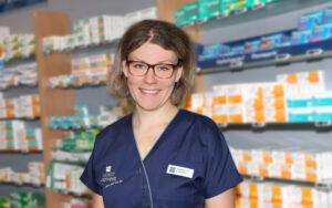 Mitarbeiterin der Moritz Apotheke Limbach-Oberfrohna im Verkaufsraum