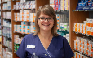 Mitarbeiterin der Moritz Apotheke Limbach-Oberfrohna im Verkaufsraum