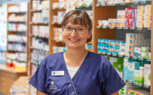 Mitarbeiterin der Moritz Apotheke Limbach-Oberfrohna im Verkaufsraum