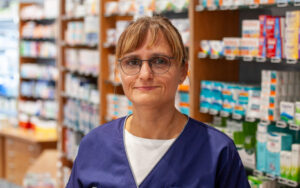 Mitarbeiterin der Moritz Apotheke Limbach-Oberfrohna im Verkaufsraum