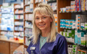 Mitarbeiterin der Moritz Apotheke Limbach-Oberfrohna im Verkaufsraum