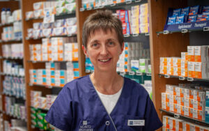 Mitarbeiterin der Moritz Apotheke Limbach-Oberfrohna im Verkaufsraum
