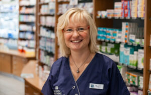 Mitarbeiterin der Moritz Apotheke Limbach-Oberfrohna im Verkaufsraum