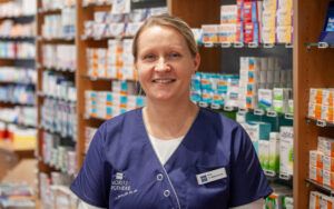Mitarbeiterin der Moritz Apotheke Limbach-Oberfrohna im Verkaufsraum