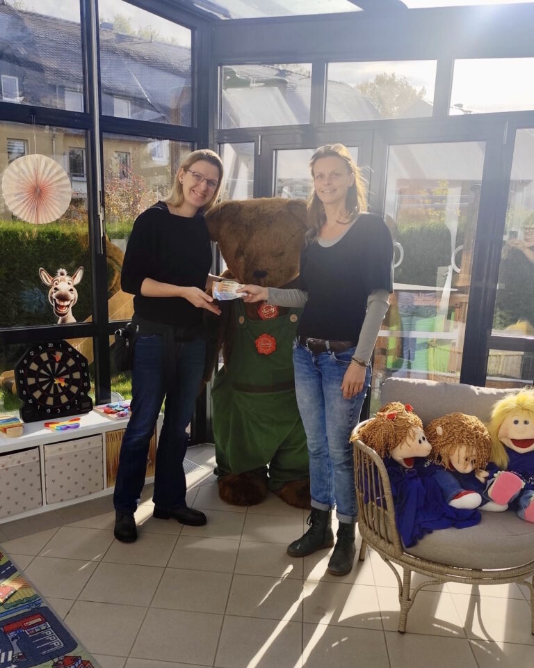 Apothekerin Franziska Bake-Kellner (links) übergibt eine Spende von 320 Euro an Annette Kocsis vom Elternverein krebskranker Kinder e. V. Chemnitz. Die Spenden wurden während der Festwoche zum 30-jährigen Jubiläum der Moritz Apotheke gesammelt.
